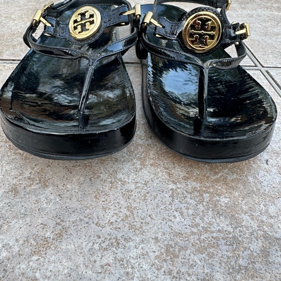 Tory Burch Ali Anteka Baby Gold Logo Sandal - Picture 5 of 12